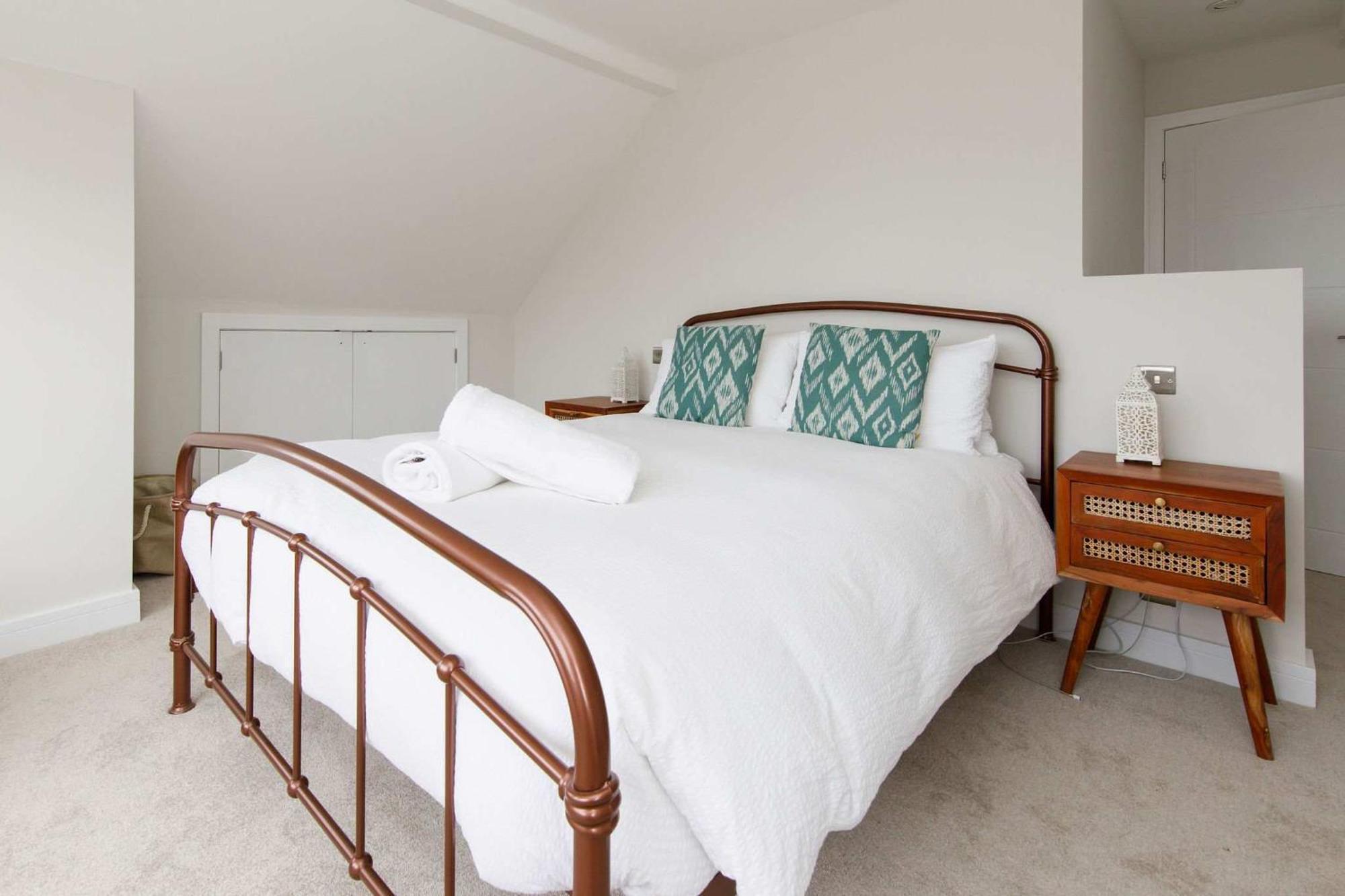 Mariners: Stylish Beachside Getaway With Sea Views *